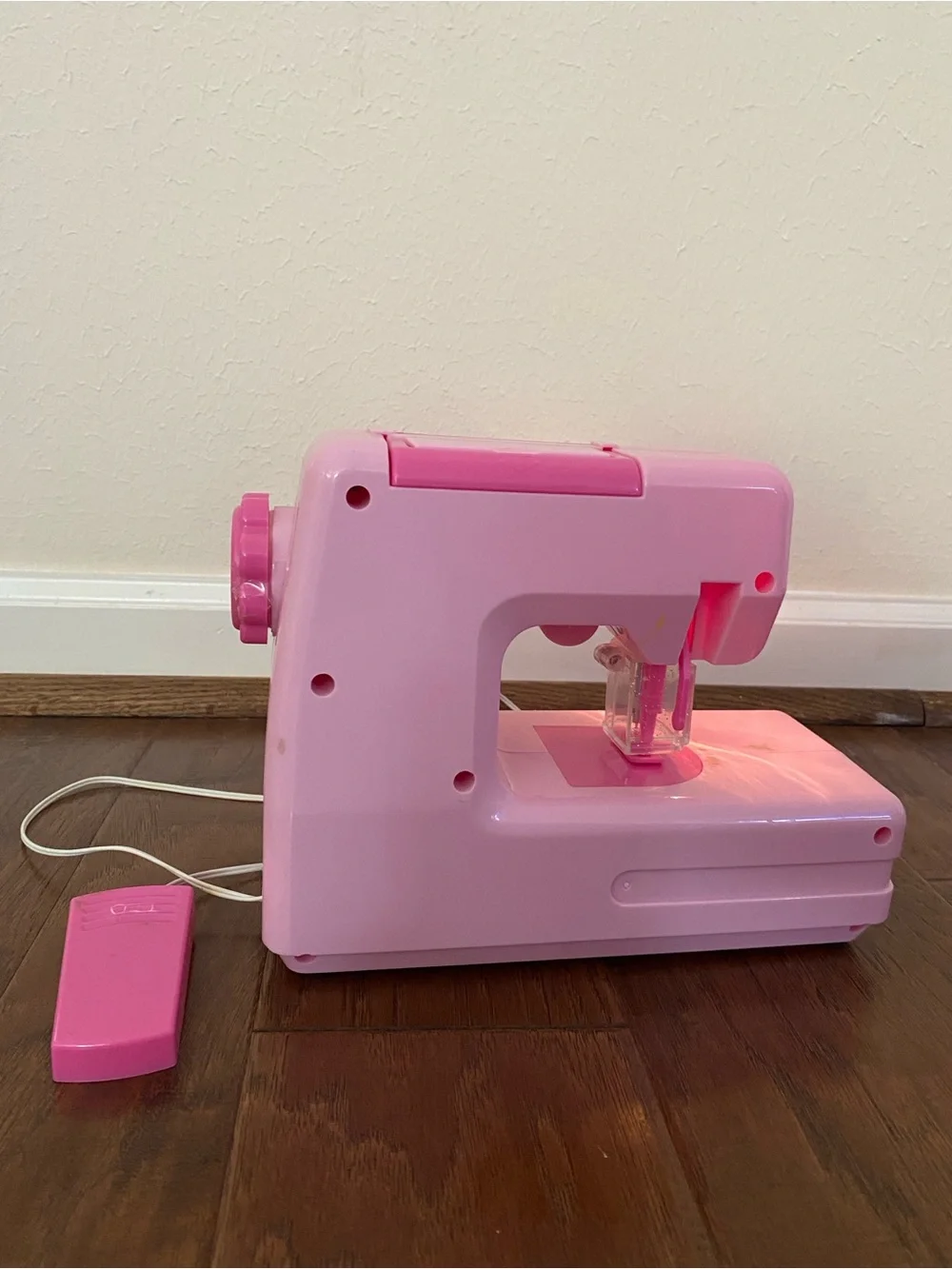 Vintage Sanrio 2011 Hello Kitty Chainstitch Sewing Machine With Foot Pedal